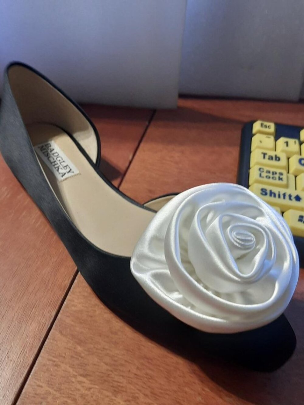 NEW ! Badgley Mischka Jana Half d'orsay Flats White Rose Front Black Size 6.5